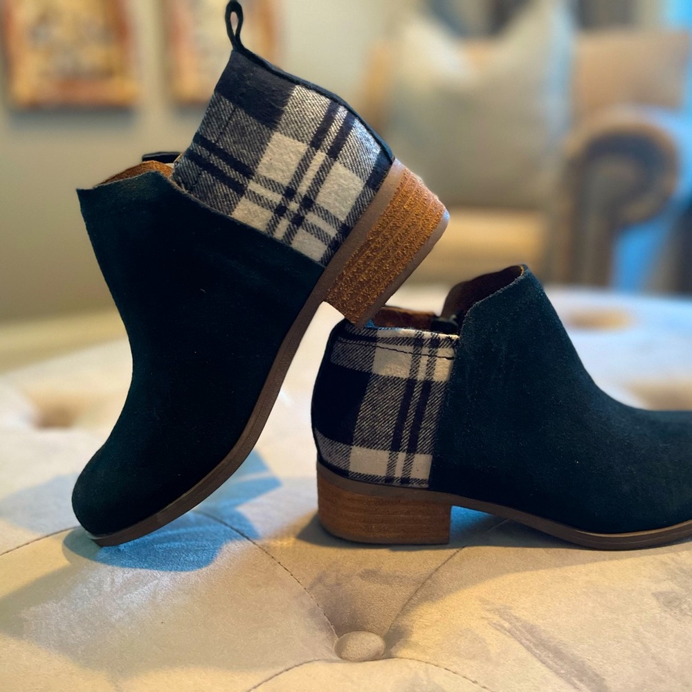 TOMS Delia Suede Ankle Boots—NWT—Size 5